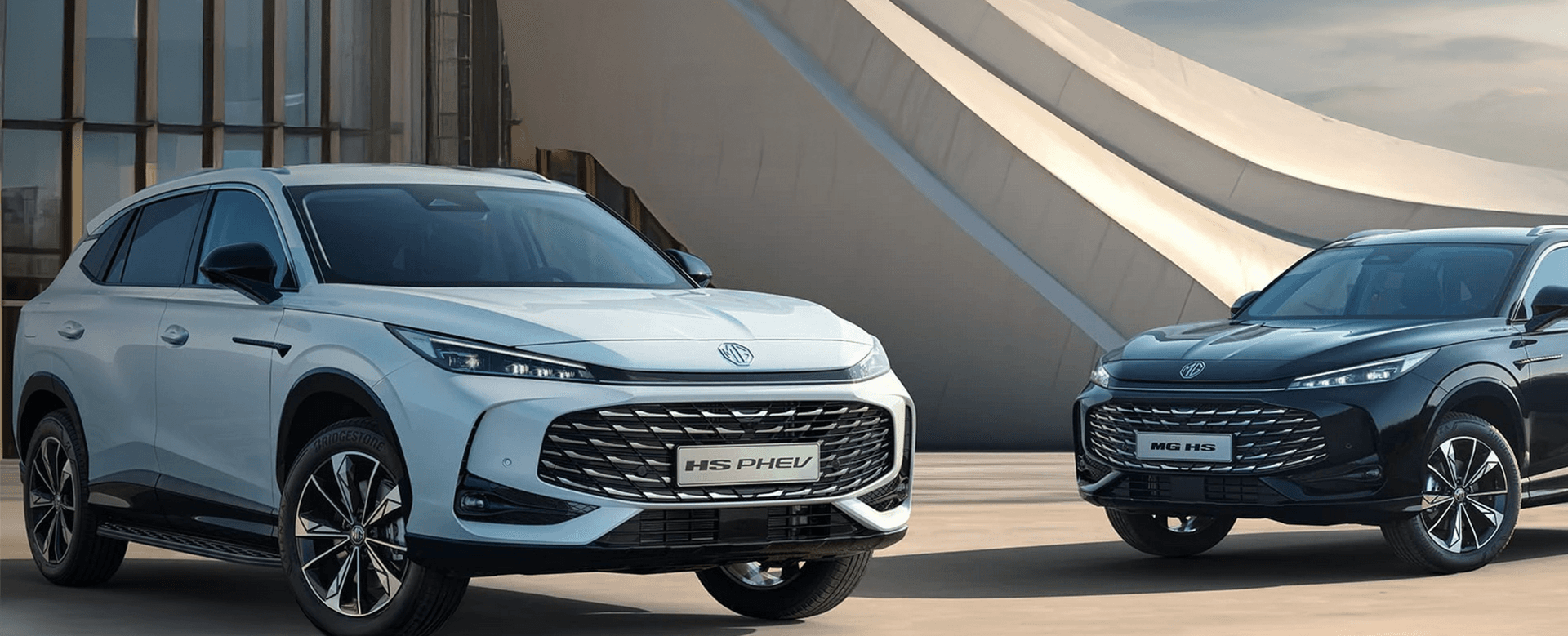 Zwei MG Elektro-SUV nebeneinander