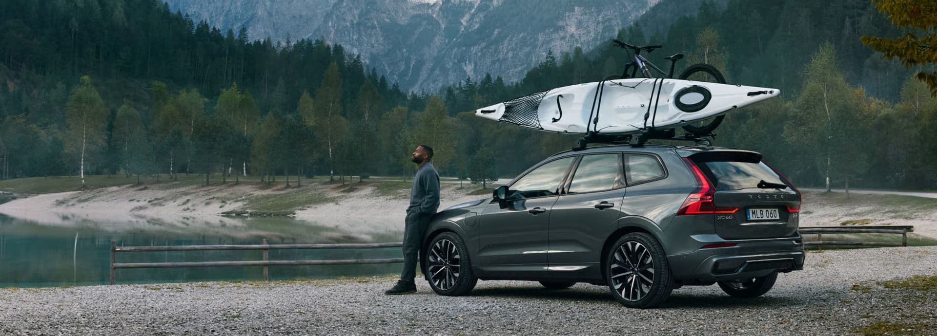 Volvo XC60 Black Edition am See vor Bergpanorama